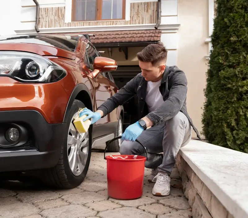 Lavage auto à domicile Râches : professionnel intervenant sur un véhicule